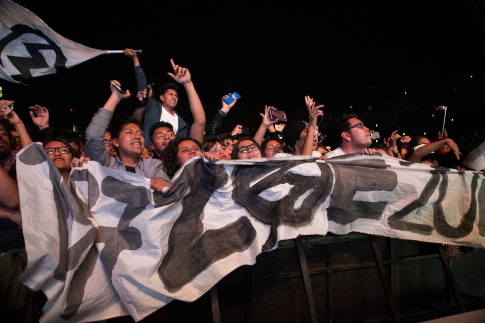 Admiradores de Zoé cantan el nombre de la banda mexicana durante su actuación en el festival Vive Latino, en la Ciudad de México, el domingo 19 de marzo del 2017. (AP Foto/Rebecca Blackwell)