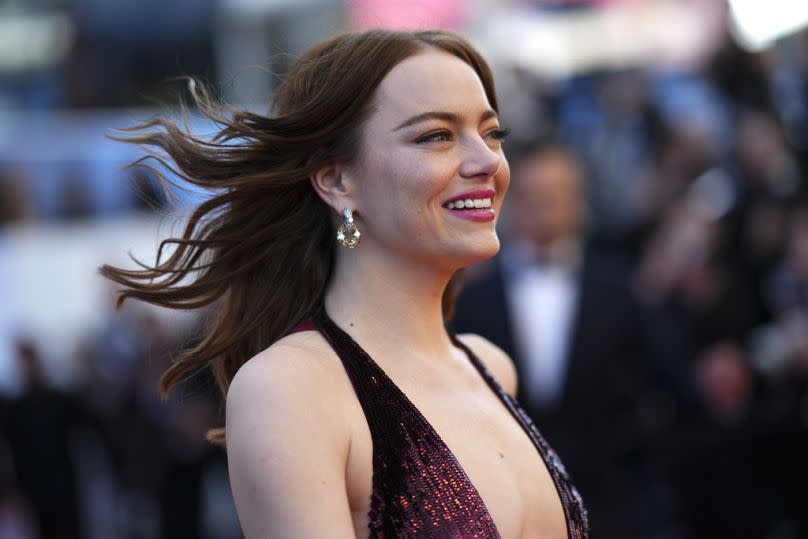 Emma Stone pose pour les photographes à son arrivée à la première du film 'Kinds of Kindness' à Cannes, 17 mai 2024.