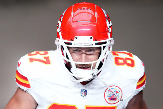 Chiefs All-Pro TE Travis Kelce suffers hyperextended knee, status