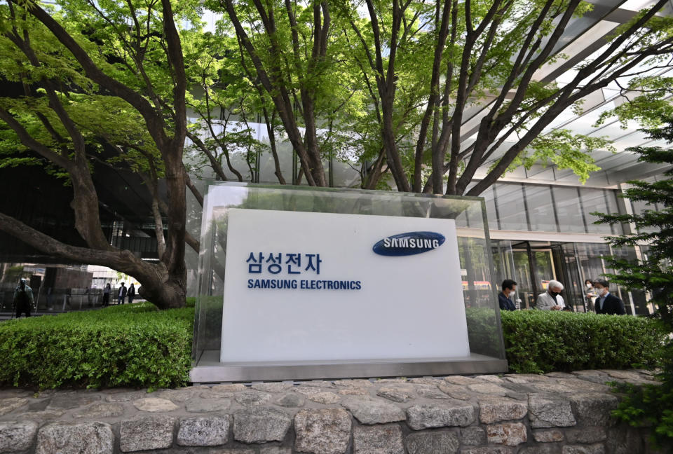 A signboard of Samsung Electronics is displayed outside the company's Seocho building in Seoul on April 28, 2022. (Photo by Jung Yeon-je / AFP) (Photo by JUNG YEON-JE/AFP via Getty Images)