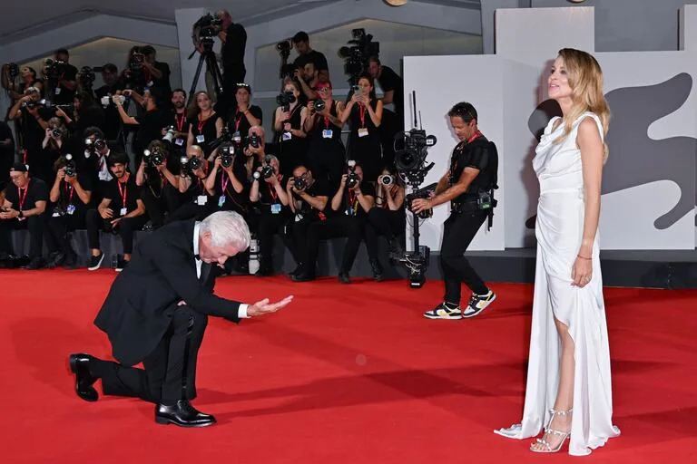 Todo un caballero. De lo que sucedió sobre la alfombra roja, un gesto llamó particularmente la atención. Richard Gere, uno de los galanes más celebrados del cine, parece serlo también en la vida real: al frenar para los fotógrafos, se arrodilló frente a su mujer, la española Alejandra Silva, y buscó que toda la atención se centre en ella