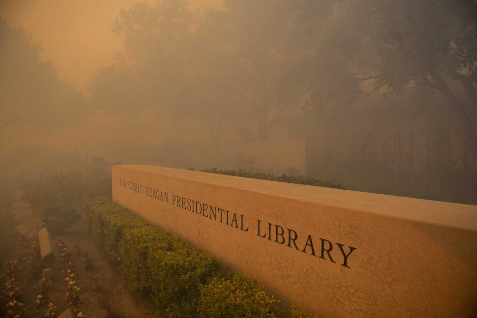 Smoke engulfs around the Ronald Reagan Library during the Easy Fire, Wednesday, Oct. 30, 2019, in Simi Valley, Calif.  (Photo: Christian Monterrosa/AP)