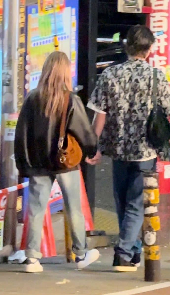 Bright和鄭乃馨在日本街頭偶遇兩人牽手逛街。（圖／翻攝自微博）