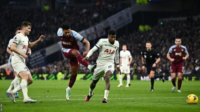 Tottenham and Aston Villa pay tribute to Terry Venables ahead of kick-off, Football