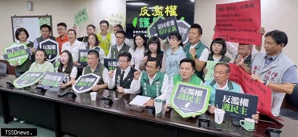 民進黨首場反濫權、護民主行動座談會週六於臺南登場，南市黨部主委郭國文率黨團議員說明座談會內容，號召民眾站出來。（記者李嘉祥攝）