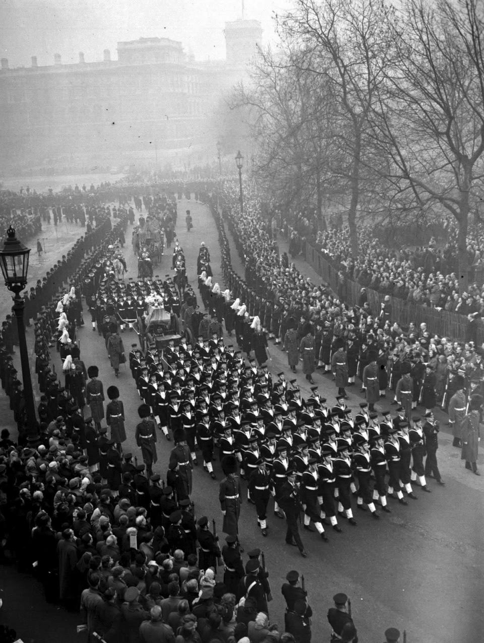 Le cortège funèbre du roi George VI se déplaçant de Horse Guards Parade dans le centre commercial (PA)