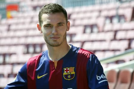 Belgium soccer player Thomas Vermaelen poses during his presentation at Nou Camp stadium in Barcelona August 10, 2014. REUTERS/Gustau Nacarino