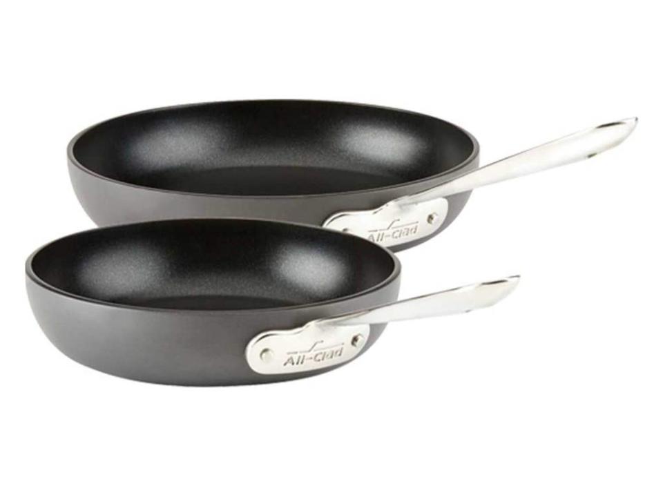 These non-stick pans are great for stovetop cooking or broiling and baking in the oven. (Source: Amazon)