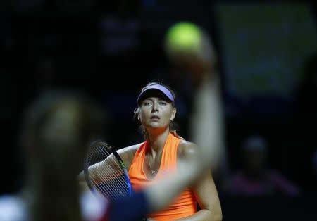 Foto del miércoles de Maria Sharapova en su vuelta al circuito en Stuttgart. 26/4/17. La ex número uno del mundo Maria Sharapova ganó el miércoles en su vuelta al circuito tras una suspensión de 15 meses por dopaje, una victoria en sets corridos sobre la italiana Roberta Vinci en la primera ronda del torneo de Stuttgart. REUTERS/Ralph Orlowski