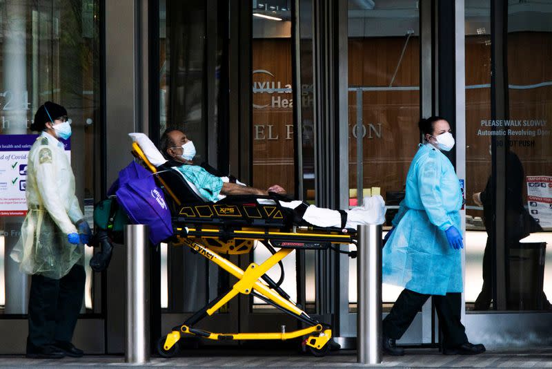 Foto de archivo. Trabajadores de la salud trasladan a un paciente en NYU Langone Hospital durante la epidemia de coronavirus Manhattan, Ciudad de Nueva York