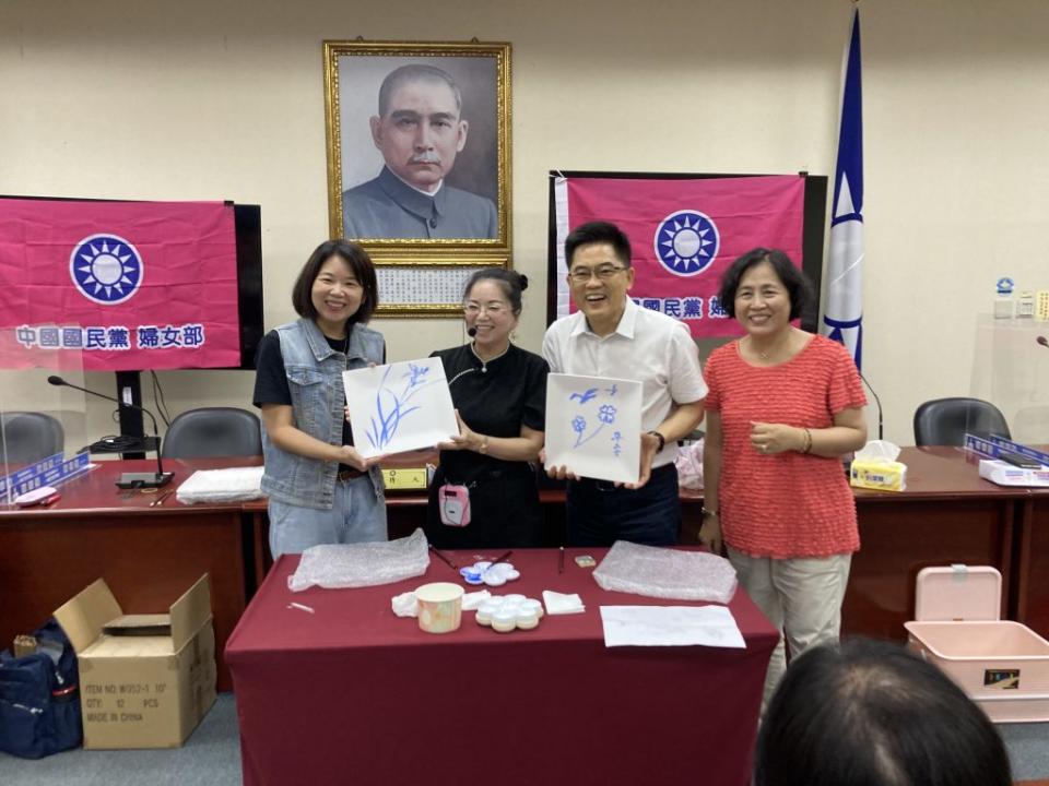 國民黨婦女部舉辦「樂活88陶藝彩繪DIY」活動，邀知名畫家張小燕（左2）指導一同彩繪陶盤。