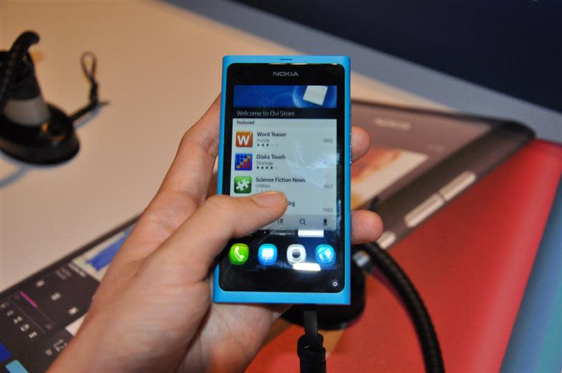 Nokia N9 comes to Singapore