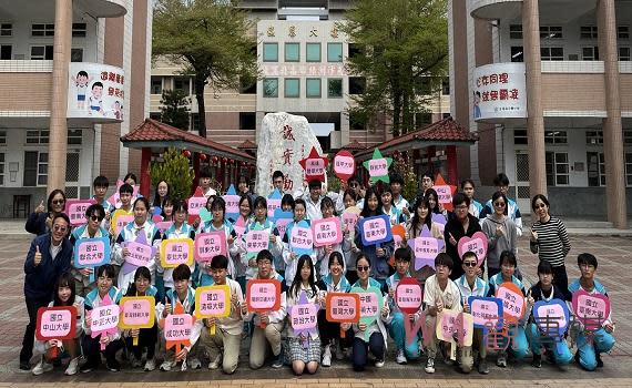 （觀傳媒雲林新聞）【記者洪佳伶／雲林報導】113年度大學繁星今(19)日放榜，北港高中共51名上榜。今年繁星錄取國立大學及醫學大學的學生共30位，台清交成政5頂大全壘打。錄取國立及醫學大學比例近6成，升學成績穩定進步中。