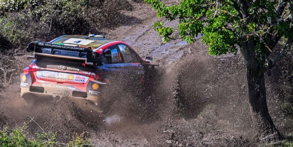 Il rally del World Rally Championship in Italia è stato un pasticcio fangoso