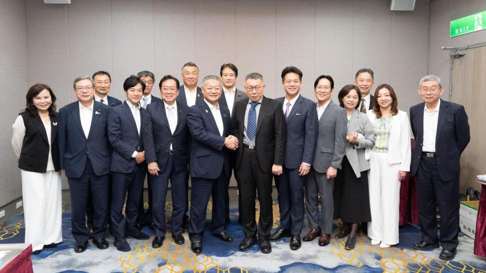民眾黨總統參選人柯文哲率黨內要角與日本第二大在野黨「維新會」訪團會面。（民眾黨提供）
