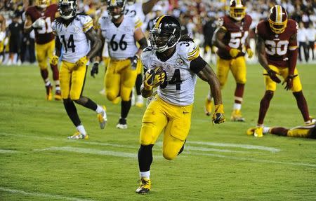 Sep 12, 2016; Landover, MD, USA; Pittsburgh Steelers running back DeAngelo Williams (34) rushes for a touchdown against the Washington Redskins during the second half at FedEx Field. Mandatory Credit: Brad Mills-USA TODAY Sports