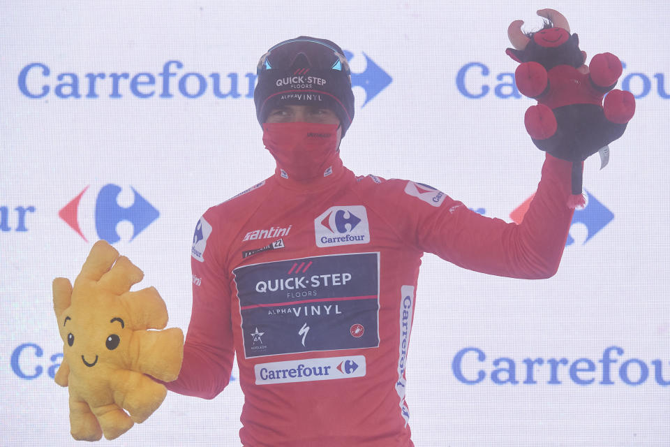 El belga Remco Evenepoel, del equipo Quick-Step, celebra tras quedar como líder general de la Vuelta a España al cabo de la sexta etapa entre Bilbao y Pico Jano, el jueves 25 de agosto del 2022. (AP Foto/Miguel Oses)