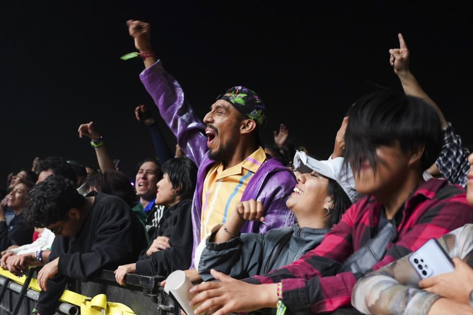 Fans en el concierto de la banda estadounidense LCD Soundsystem durante su concierto en el festival AXE Ceremonia en el Parque Bicentenario en la Ciudad de México el domingo 24 de marzo de 2024. (Foto AP/ Marco Ugarte)