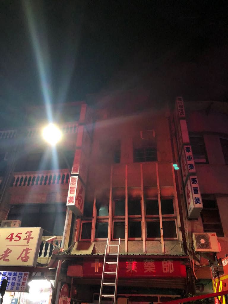 台東市新生路鬧區三泰藥房，凌晨竄出火煙，造成二死二傷。（記者鄭錦晴翻攝）