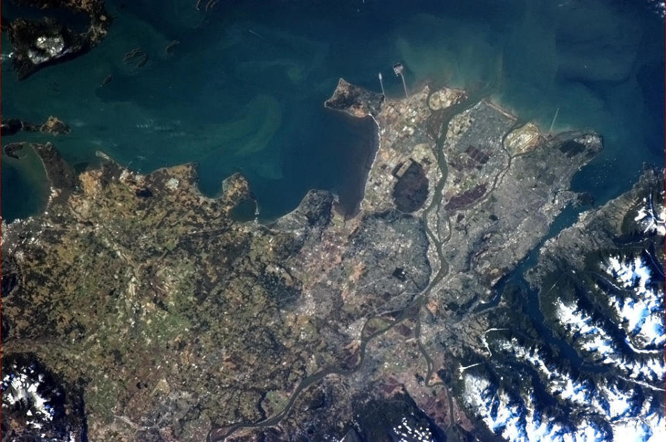 A clearer view of Vancouver on a sunny day - can clearly see the ferry terminal, airport and many boats in the Inlet. <a href="https://twitter.com/Cmdr_Hadfield/status/290595109798567936/photo/1" rel="nofollow noopener" target="_blank" data-ylk="slk:(Photo by Chris Hadfield/Twitter)" class="link ">(Photo by Chris Hadfield/Twitter)</a>