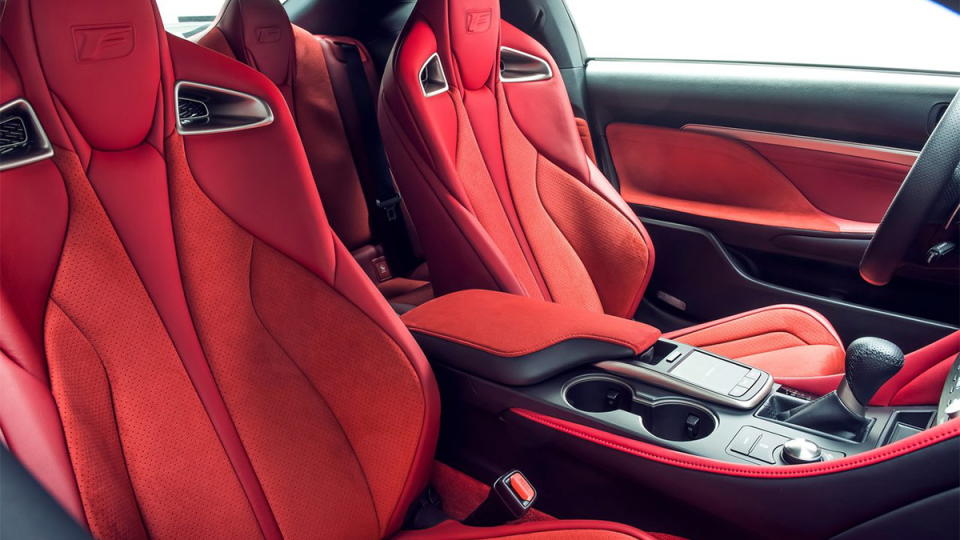 圖／2021 Lexus RC F Track Edition內裝採以專屬烈焰紅Alcantara風格、搭配紅色CFRP碳纖維飾板呈現，營造出熱血的座艙氛圍。