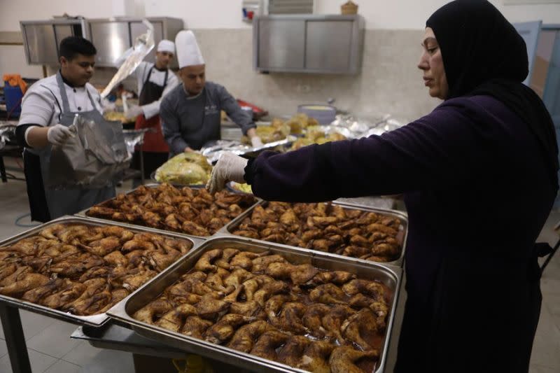 Sejumlah koki Palestina menyiapkan makanan untuk amal selama Ramadan yang digelar oleh Masyarakat Amal Islam di Kota Hebron, Tepi Barat, pada 12 April 2022. (Xinhua/Mamoun Wazwaz)Warga Palestina menyantap hidangan berbuka puasa (iftar) pada jamuan makan penggalangan dana untuk anak yatim piatu yang digelar oleh Masyarakat Amal Islam di Kota Hebron, Tepi Barat, pada 6 April 2022. (Xinhua/Mamoun Wazwaz)