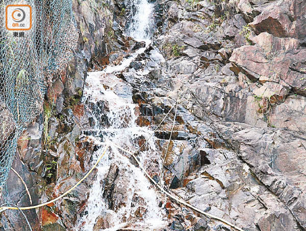 郊野的部分地點或會對業餘登山者帶來危險。