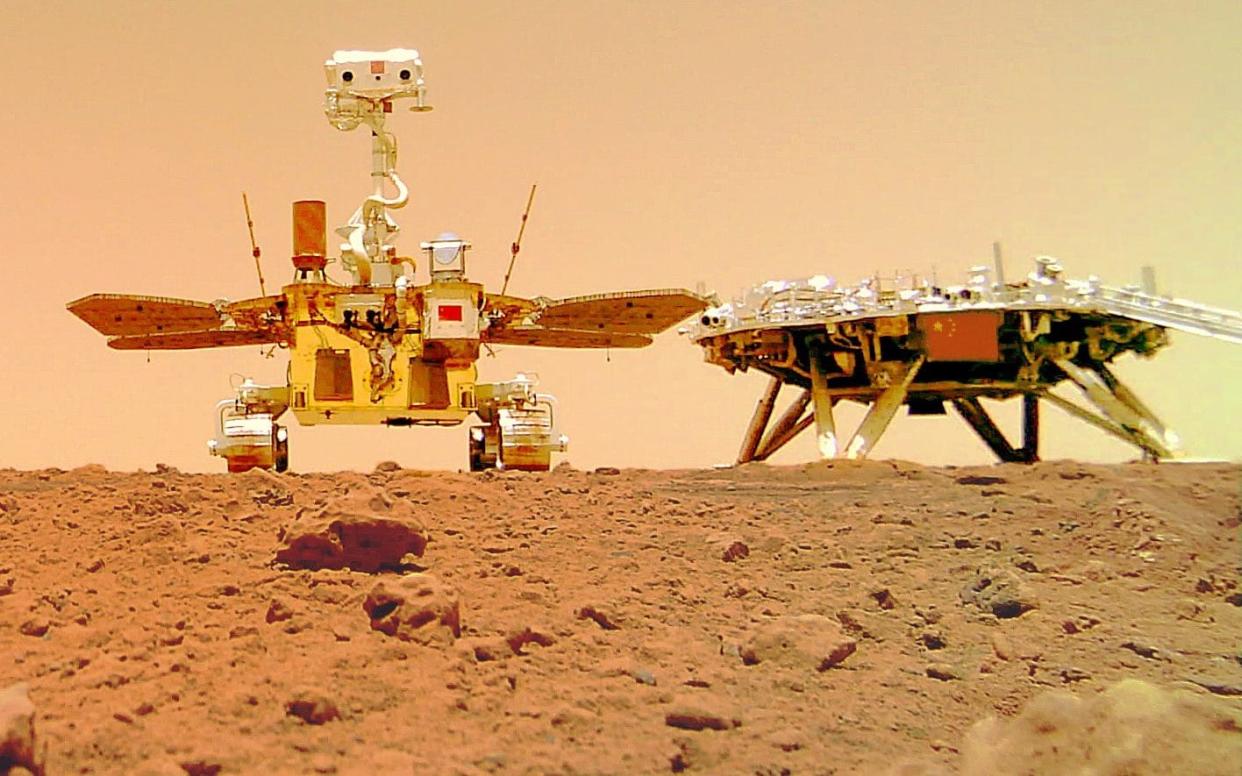 Chinese rover Zhurong and the lander of the Tianwen-1 mission on the surface of Mars - CNSA