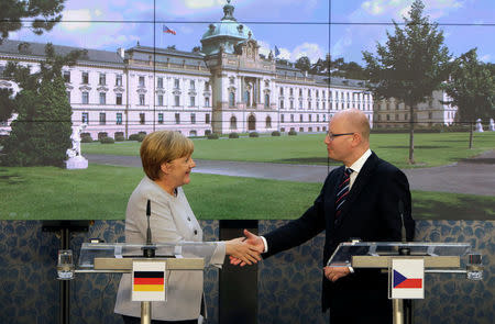 Czech Republic's Prime Minister Bohuslav Sobotka and German Chancellor Angela Merkel shake hands after a news conference at government headquarters in Prague, Czech Republic, August 25, 2016. REUTERS/David W Cerny