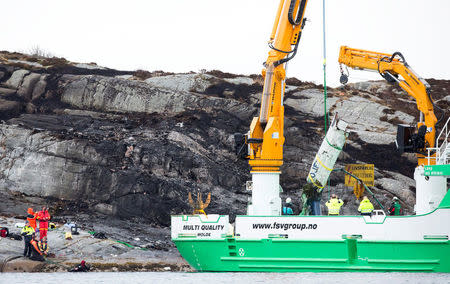 Bergen, 20160429: A helicopter has crashed west of the Norwegian city of Bergen with 13 people on board. A rescue vessel lifts up parts of the helicopter. NTB Scanpix/Torstein Boe/via REUTERS