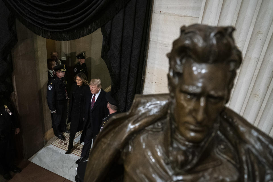 Trump und First Lady Melania Trump schreiten an der Jackson-Statue im Capitol vorbei. (Bild: Jabin Botsford/Pool/Getty)
