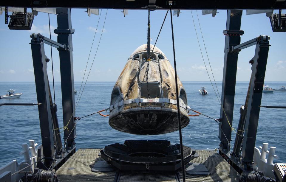 Recuperación de la cápsula Dragon poco después de que aterrizara con los astronautas de la NASA Robert Behnken y Douglas Hurley a bordo en el golfo de México frente a la costa de Pensacola, Florida, el domingo 2 de agosto de 2020. <a href="https://www.nasa.gov/image-feature/spacex-crew-dragon-endeavour-lifted-aboard-recovery-ship" rel="nofollow noopener" target="_blank" data-ylk="slk:Bill Ingalls / NASA;elm:context_link;itc:0;sec:content-canvas" class="link ">Bill Ingalls / NASA</a>