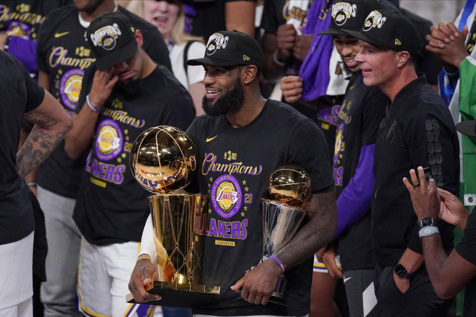 ARCHIVO - En esta foto de archivo del 11 de octubre de 2020, LeBron James, de los Lakers de Los Ángeles, festeja tras coronarse en la final de la NBA ante el Heat de Miami (AP Foto/Mark J. Terrill, archivo)