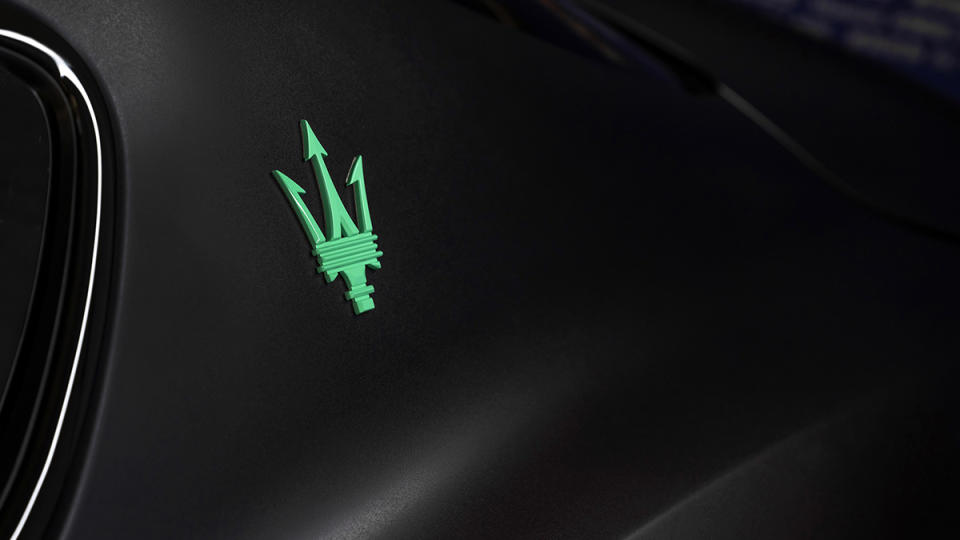 彗星黑輔以薄荷綠點綴，這是三叉戟廠徽，很貴的。（圖／臺灣蒙地拿提供）