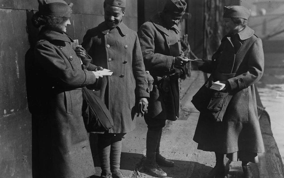 Salvation Army donut lassies hand out fresh donuts to U.S. soldiers in 1919.