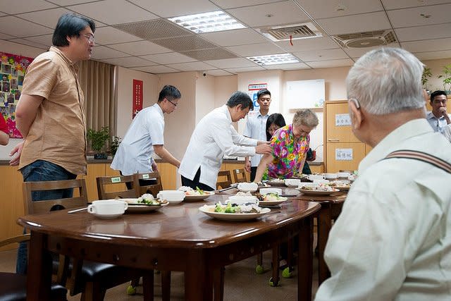 副總統陳建仁與基隆市長林右昌參訪基隆第一老人日照中心，與長者共進午餐。（總統府提供）