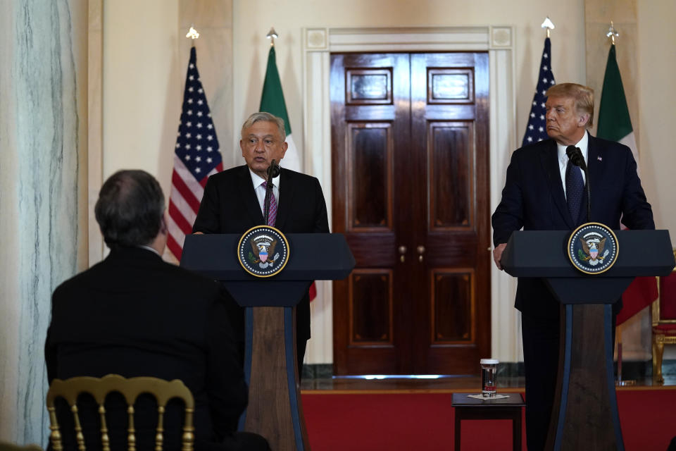 El presidente Donald Trump escucha las palabras del mandatario mexicano Andrés Manuel López Obrador antes de una comida en la Casa Blanca, en Washington, el miércoles 8 de julio de 2020. (AP Foto/Evan Vucci)