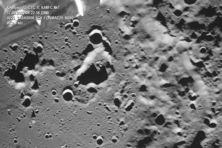 Esta foto publicada por la Corporación Espacial Estatal de Roscosmos el jueves 17 de agosto de 2023 muestra una imagen de la región del polo sur lunar en el lado oculto de la luna capturada por la nave espacial rusa Luna-25 antes de su intento fallido de aterrizar