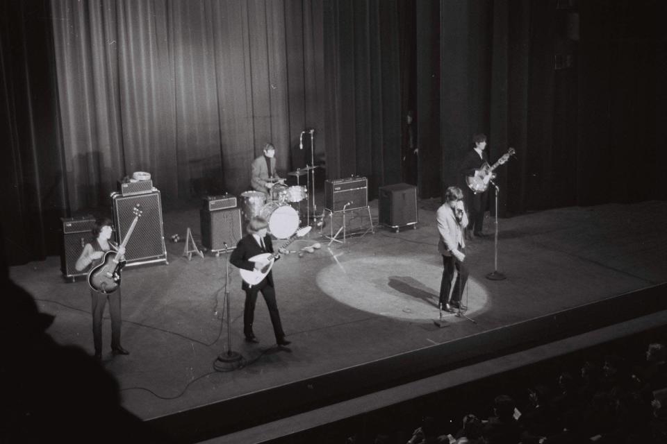 <p>Le 20 octobre 1964, les Rolling Stones jouent pour la première fois en France. L’événement a lieu à l’Olympia, deux ans après leur premier show à Londres et la fondation du groupe Brian Jones, Mick Jagger, Keith Richards, Bill Wyman et Charlie Watts triomphent. Le concert créé même l’émeute. Quelques mois plus tard, ce sera au tour des Beatles de fouler pour la première fois la scène de la salle mythique du boulevard des Capucines.</p><br>