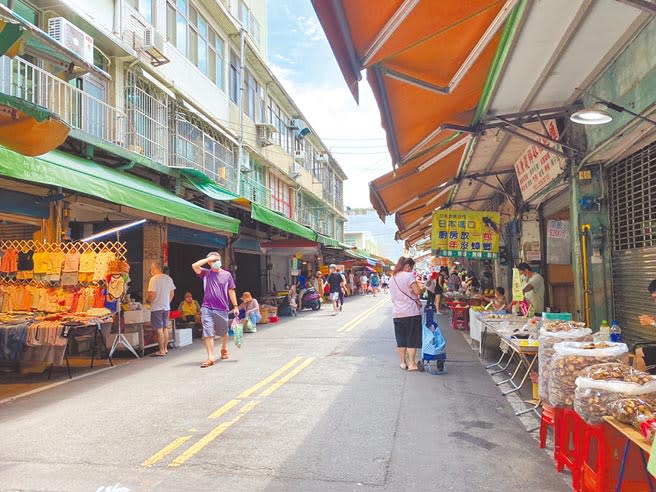 竹北市公有市場受到疫情影響，假日人潮也稀疏。（莊旻靜攝）