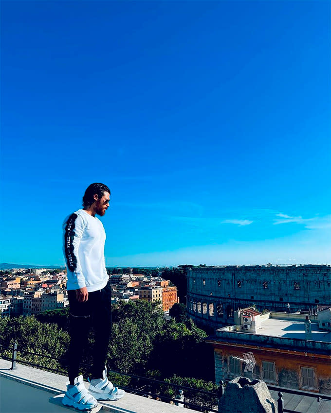 Can Yaman frente al Coliseo de Roma