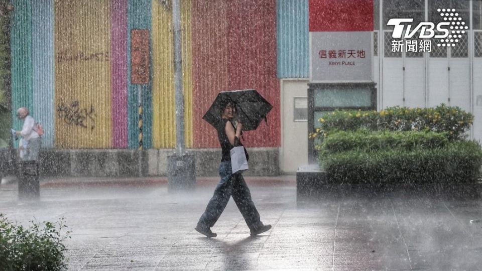 強烈雷雨帶即將通過，注意雷雨、雷擊、強風。（圖／葉志明攝）