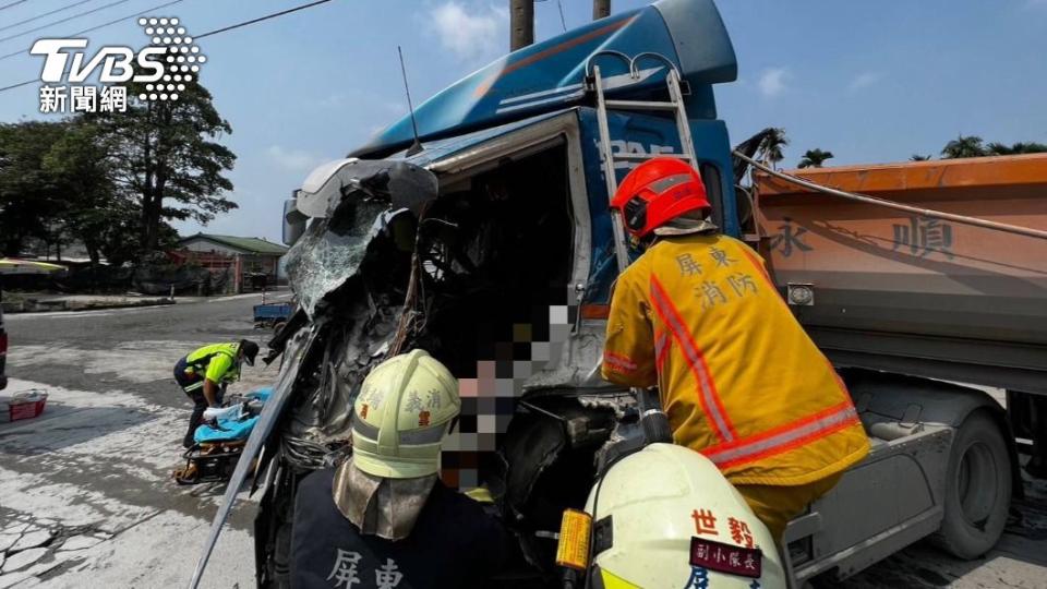 屏東鹽埔今上午發生嚴重互撞車禍，其中一名駕駛身上多處出血當場失去生命跡象。（圖／TVBS）