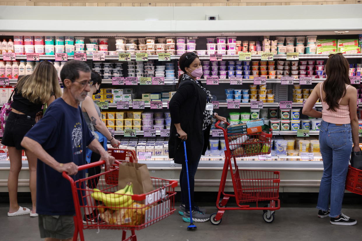People shop in a supermarket as inflation affected consumer prices in Manhattan, New York City, U.S., June 10, 2022. REUTERS/Andrew Kelly