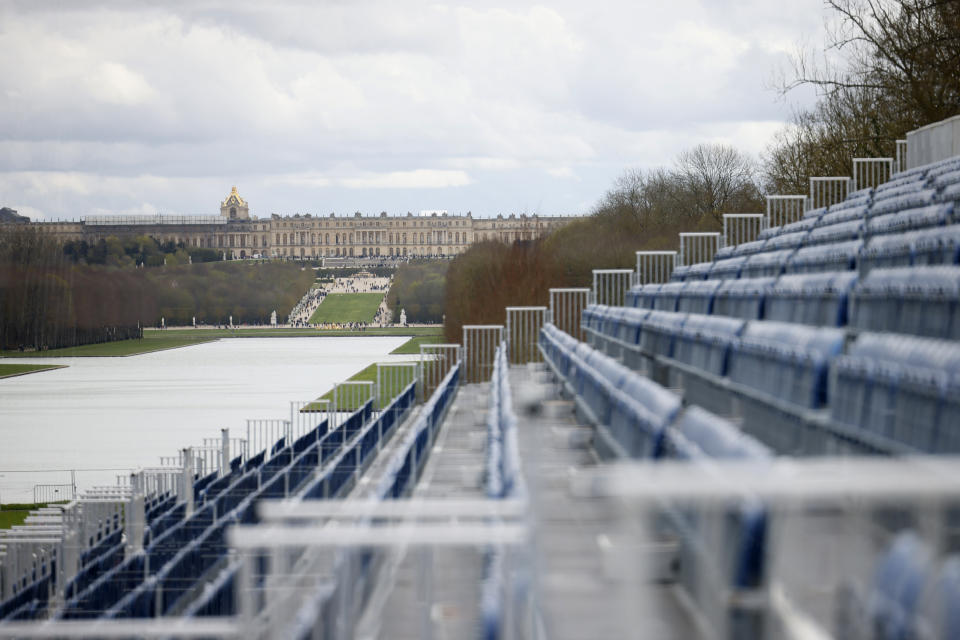 Vistazo de las gradas para los eventos ecuestres con el Palacio de Versalles de fondo para los Juegos Olímpicos de París 2024, el viernes 29 de marzo de 2024. (AP Foto/Thomas Padilla)