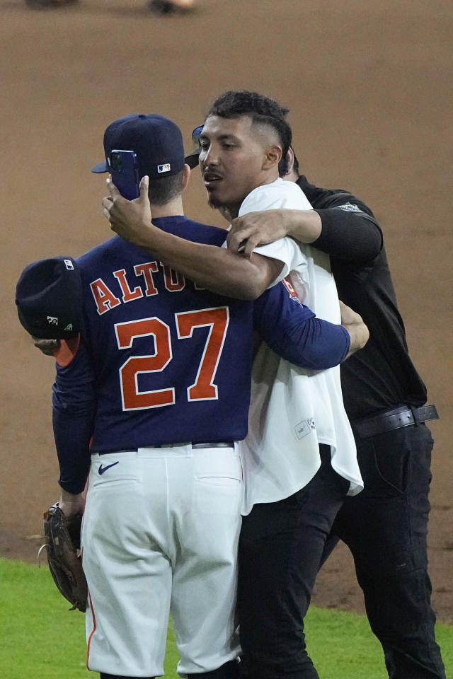 Jose Altuve gets proper champagne shower after Astros win - ABC13 Houston