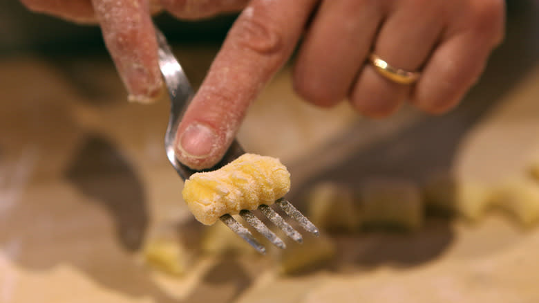 Making gnocchi with a fork