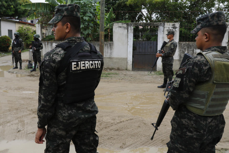 Soldados patrullan el barrio Riviera Hernández en San Pedro Sula, Honduras, el martes 27 de junio de 2023. (AP Foto/Delmer Martínez)