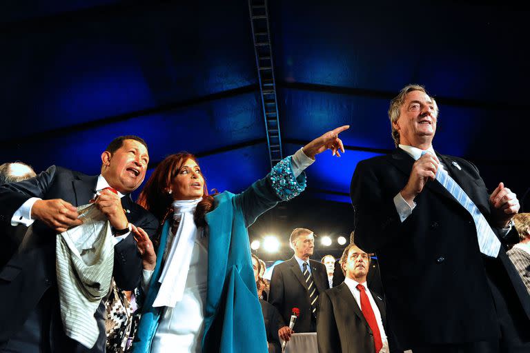 Néstor Kirchner junto a Hugo Chavez y Cristina Fernández en los festejos del Bicentenario, en 2010