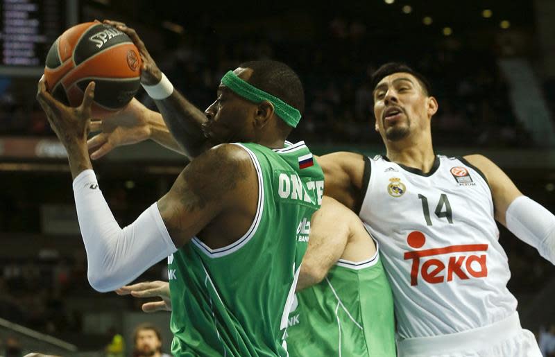 GRA438. MADRID, 27/11/2014.- El pívot estadounidense del Unics Kazan D&#39;or Fischer (i) con el balón ante el alero mexicano del Real Madrid Gustavo Ayón (d), durante el partido de la séptima jornada de Euroliga disputado esta tarde en el Palacio de los Deportes. EFE/JuanJo Martín